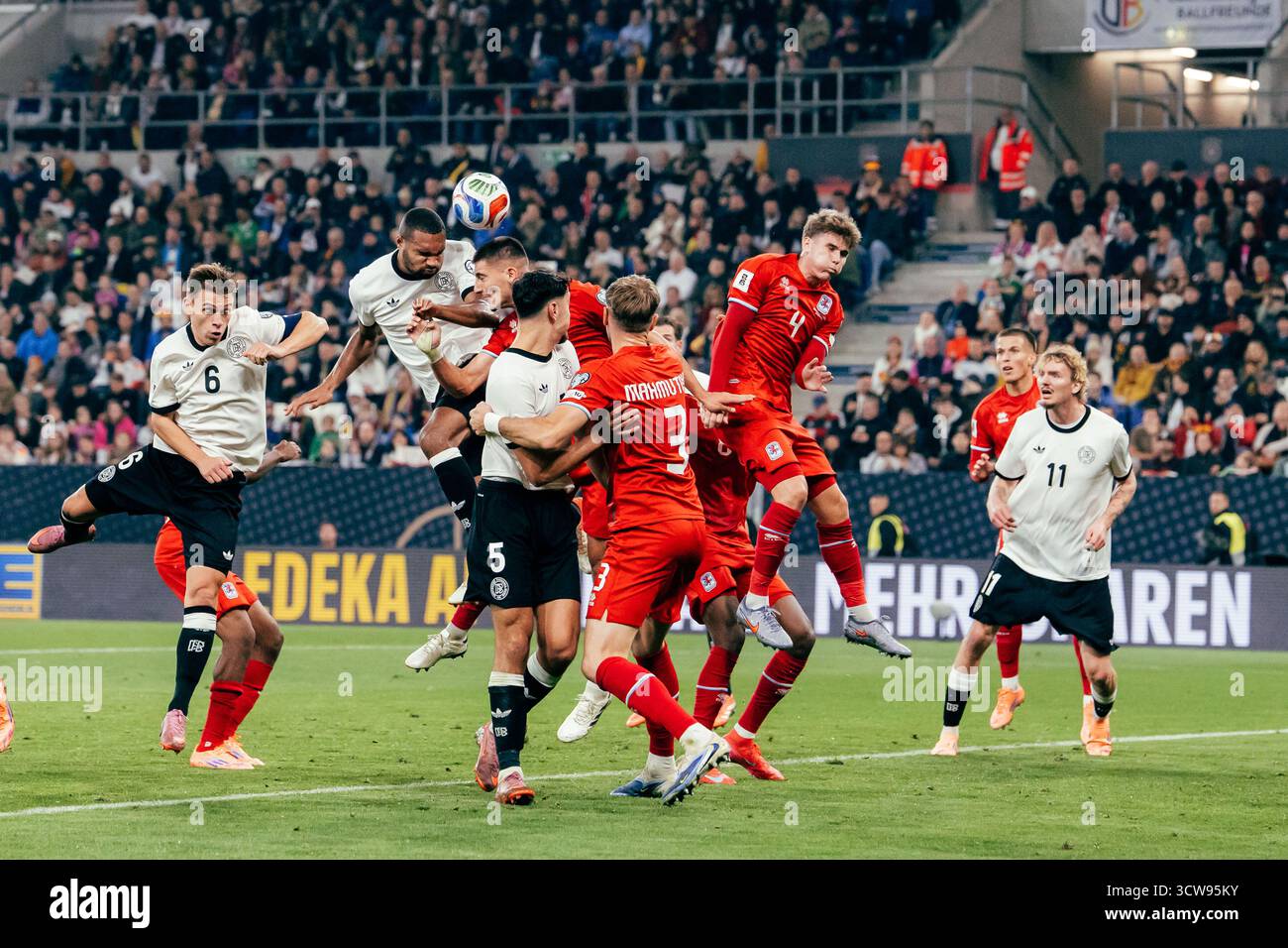 Sinsheim, Deutschland. Oktober 2025. Sinsheim, Deutschland, 10. Oktober 2025 Jonathan Tah (#4 - Deutschland) Kopfball während des UEFA-Qualifikationsspiels zwischen Deutschland und Luxemburg in der PreZero Arena in Sinsheim. (Gabor Baumgarten/SPP) Credit: SPP Sport Press Photo. /Alamy Live News Stockfoto