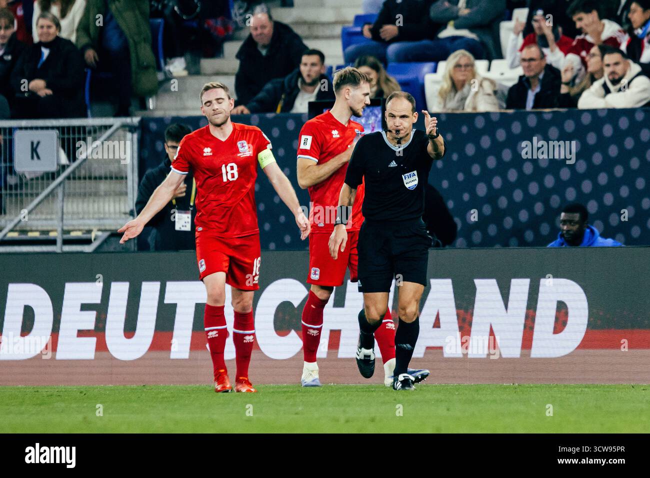 Sinsheim, Deutschland. Oktober 2025. Sinsheim, Deutschland, 10. Oktober 2025 Schiedsrichter Nenad Minaković entscheidet über Elfmeterschießen nach dem UEFA-Qualifikationsspiel zwischen Deutschland und Luxemburg in der PreZero Arena in Sinsheim. (Gabor Baumgarten/SPP) Credit: SPP Sport Press Photo. /Alamy Live News Stockfoto
