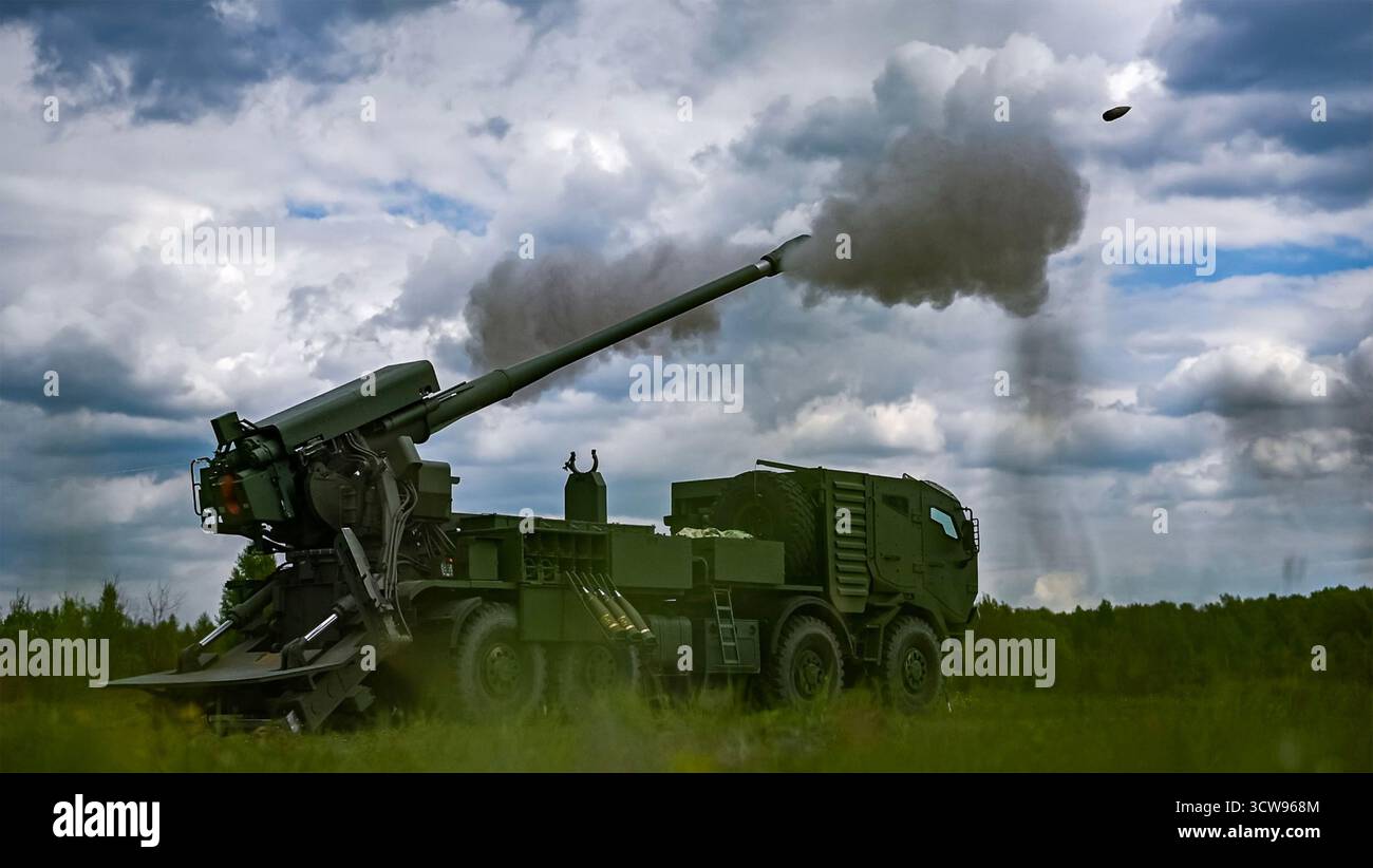 UKRAINISCHE HAUBITZE. Eine selbstfahrende Haubitze 2S22 Bohdana 155 mm NATO Standard Kaliber. Foto: UMOD Stockfoto