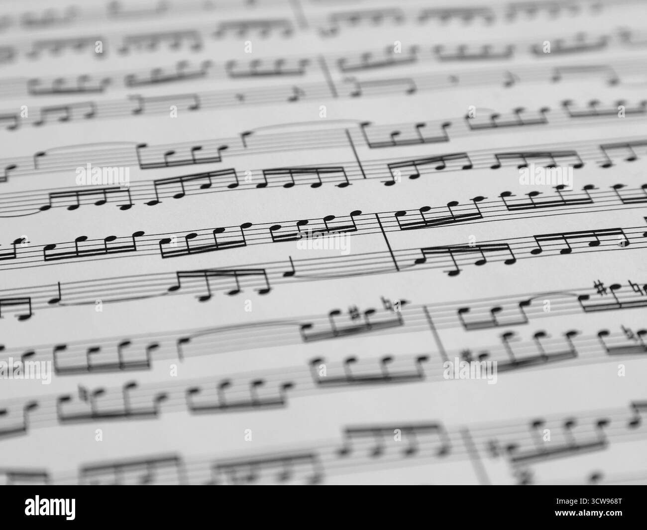 Gedruckte Notenblätter eines klassischen Bachmusik-Arrangements sind in einer Nahaufnahme zu sehen. Stockfoto