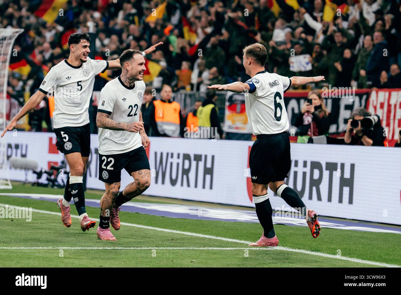 Sinsheim, Deutschland. Oktober 2025. Sinsheim, Deutschland, 10. Oktober 2025 Joshua Kimmich (#6 - Deutschland) feierte in der PreZero Arena in Sinsheim das Tor für die 4-0 während des UEFA-Qualifikationsspiels zwischen Deutschland und Luxemburg. (Gabor Baumgarten/SPP) Credit: SPP Sport Press Photo. /Alamy Live News Stockfoto