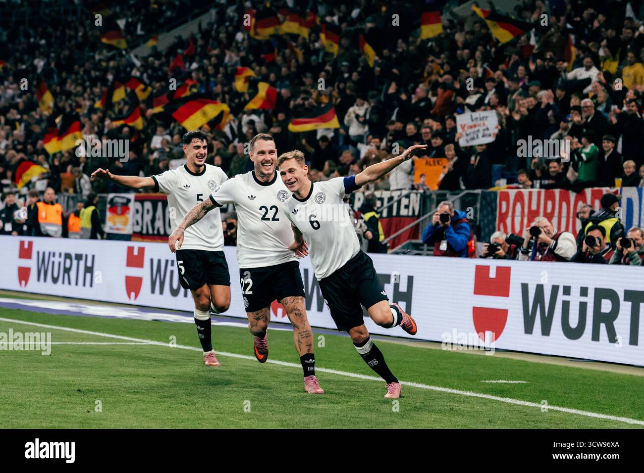 Sinsheim, Deutschland. Oktober 2025. Sinsheim, Deutschland, 10. Oktober 2025 Joshua Kimmich (#6 - Deutschland) feierte in der PreZero Arena in Sinsheim das Tor für die 4-0 während des UEFA-Qualifikationsspiels zwischen Deutschland und Luxemburg. (Gabor Baumgarten/SPP) Credit: SPP Sport Press Photo. /Alamy Live News Stockfoto