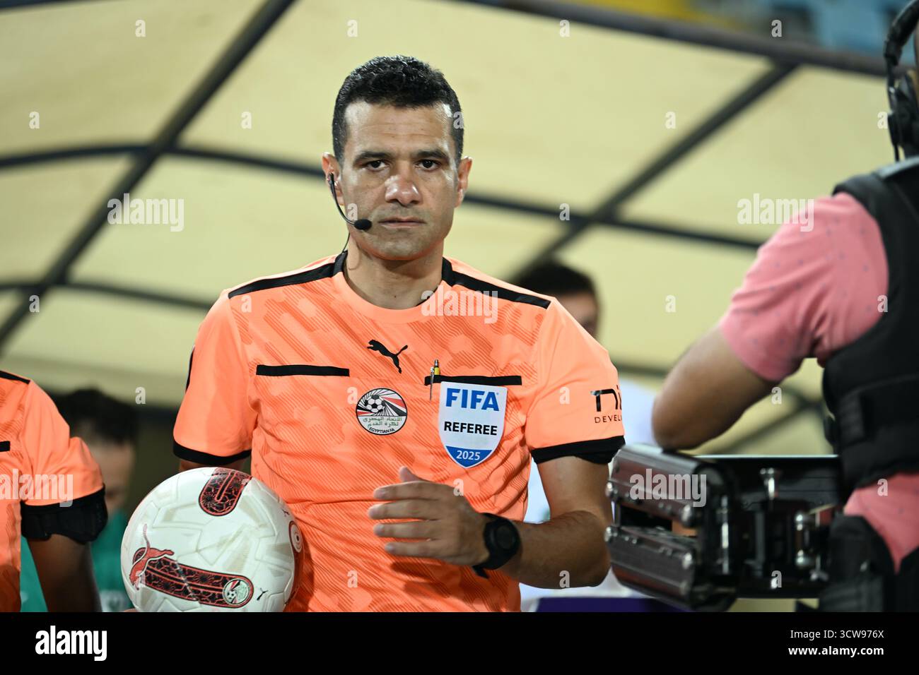 Suez, Ägypten – der Schiedsrichter Mahmoud El Banna tritt vor dem Beginn eines Spiels der ägyptischen Premier League im Suez Stadium in das Feld ein. Stockfoto
