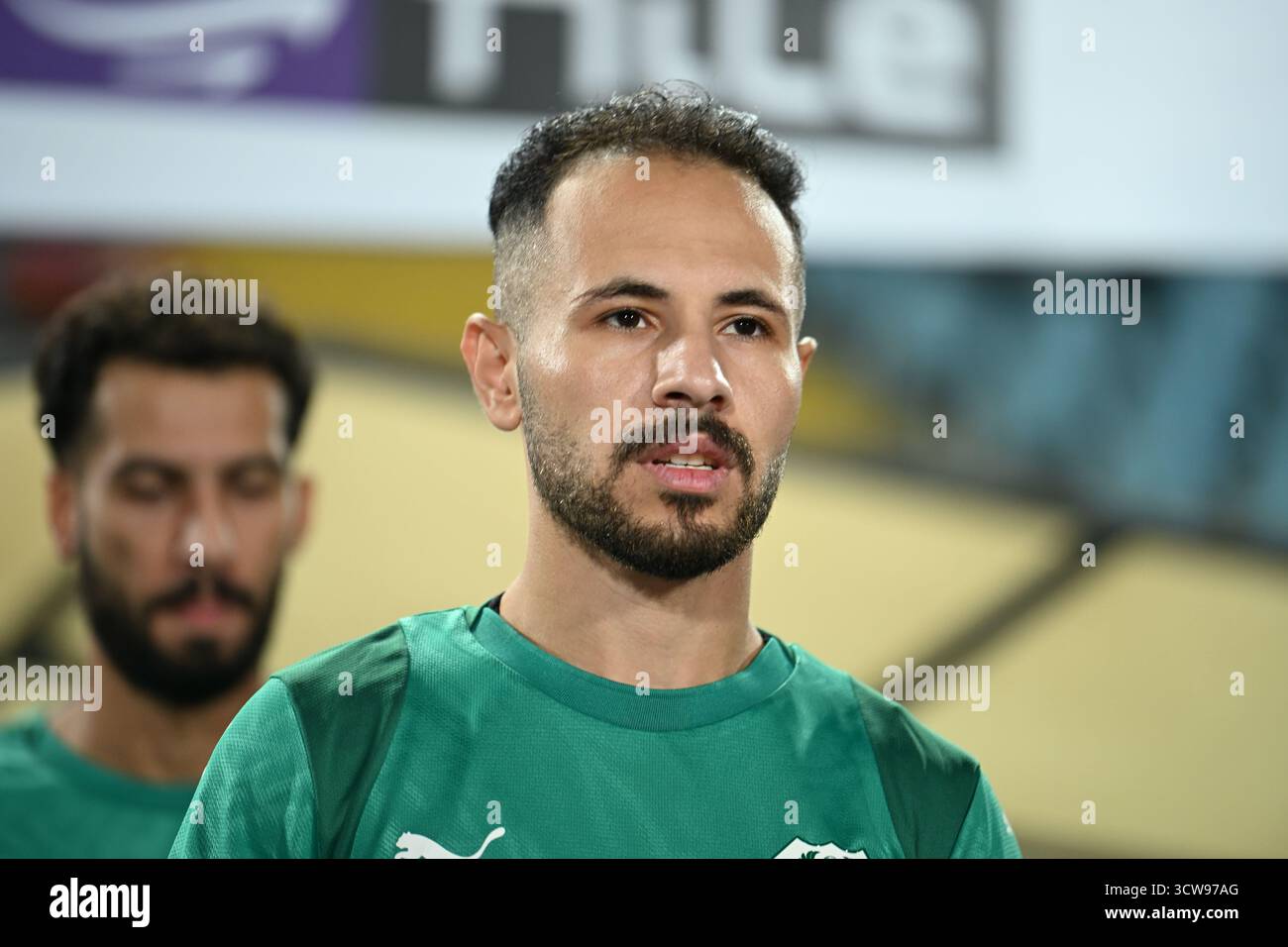 Suez, Ägypten – Al Masry SC-Spieler Hassan Ali tritt vor dem Start eines Spiels der ägyptischen Premier League im Suez Stadium auf. Stockfoto