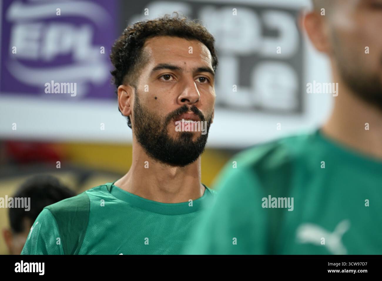 Suez, Ägypten – Al Masry SC-Spieler Khaled Sobhi tritt vor dem Beginn eines Spiels der ägyptischen Premier League im Suez Stadium auf. Stockfoto
