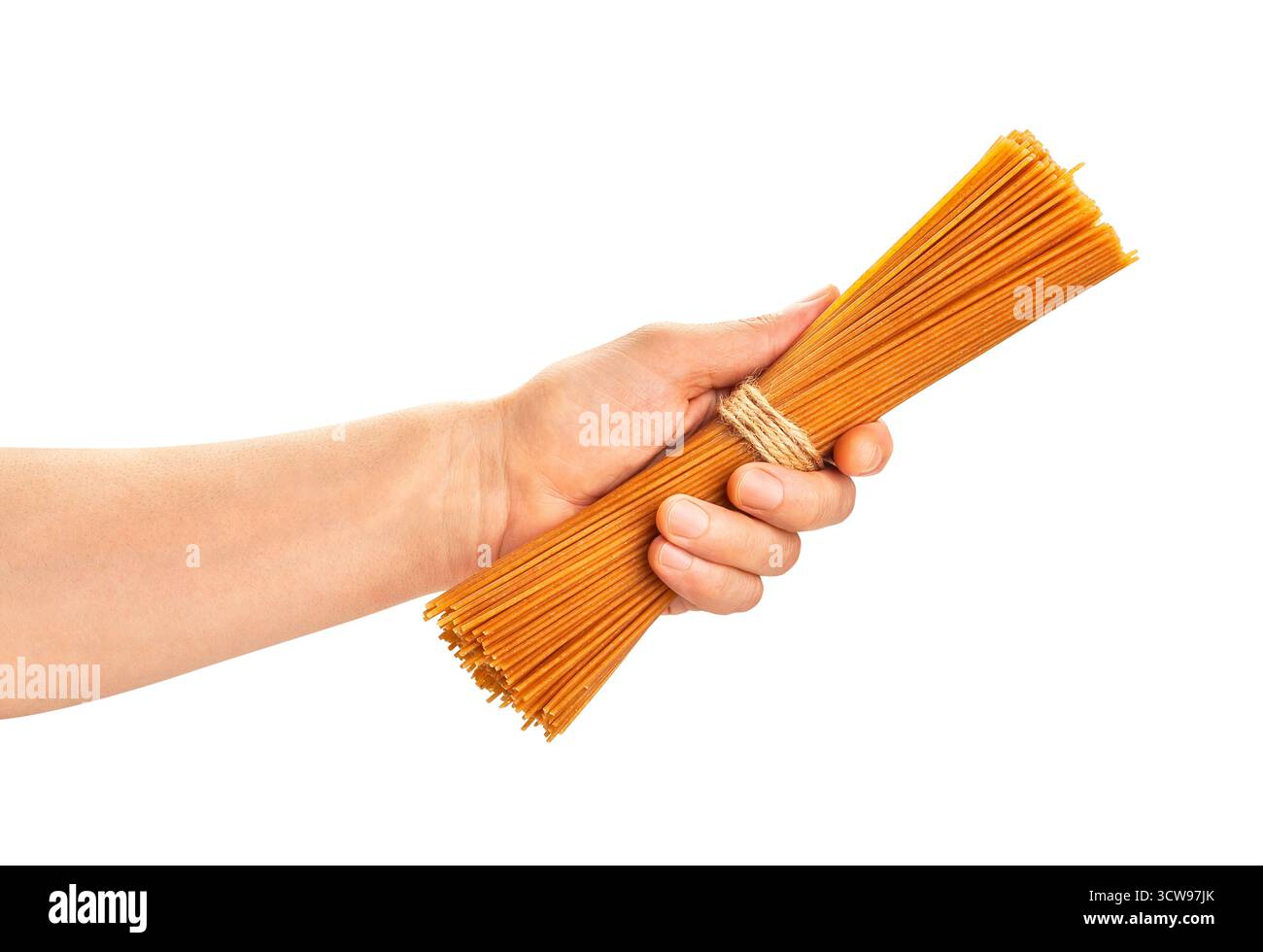Braune integrale Spaghetti im Handweg isoliert auf weiß Stockfoto