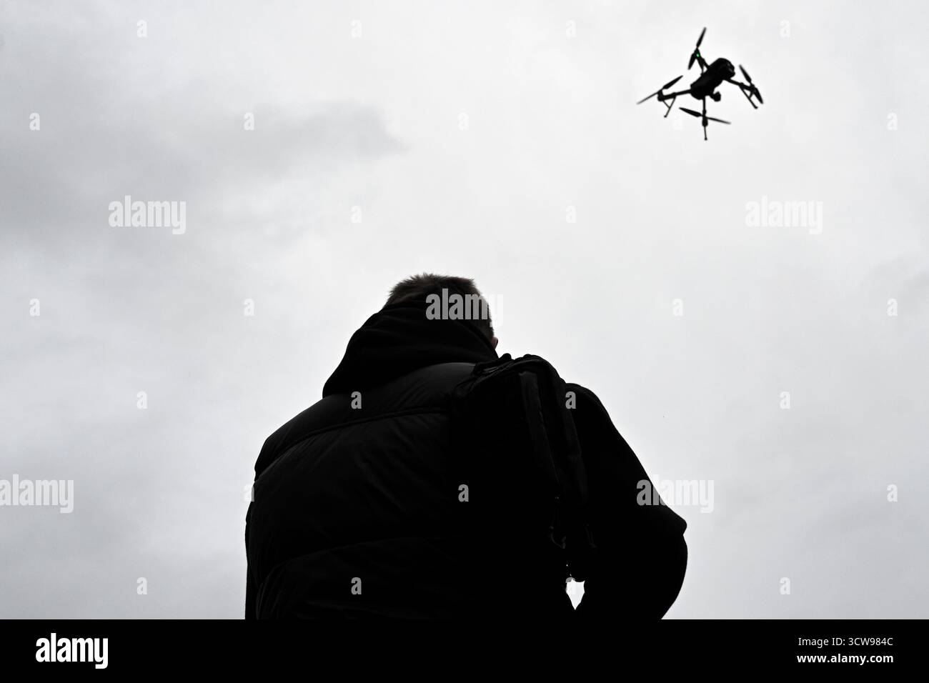 Drohne fliegt am Himmel. Der Fahrer steuert die Drohne. Krieg in der Ukraine Stockfoto