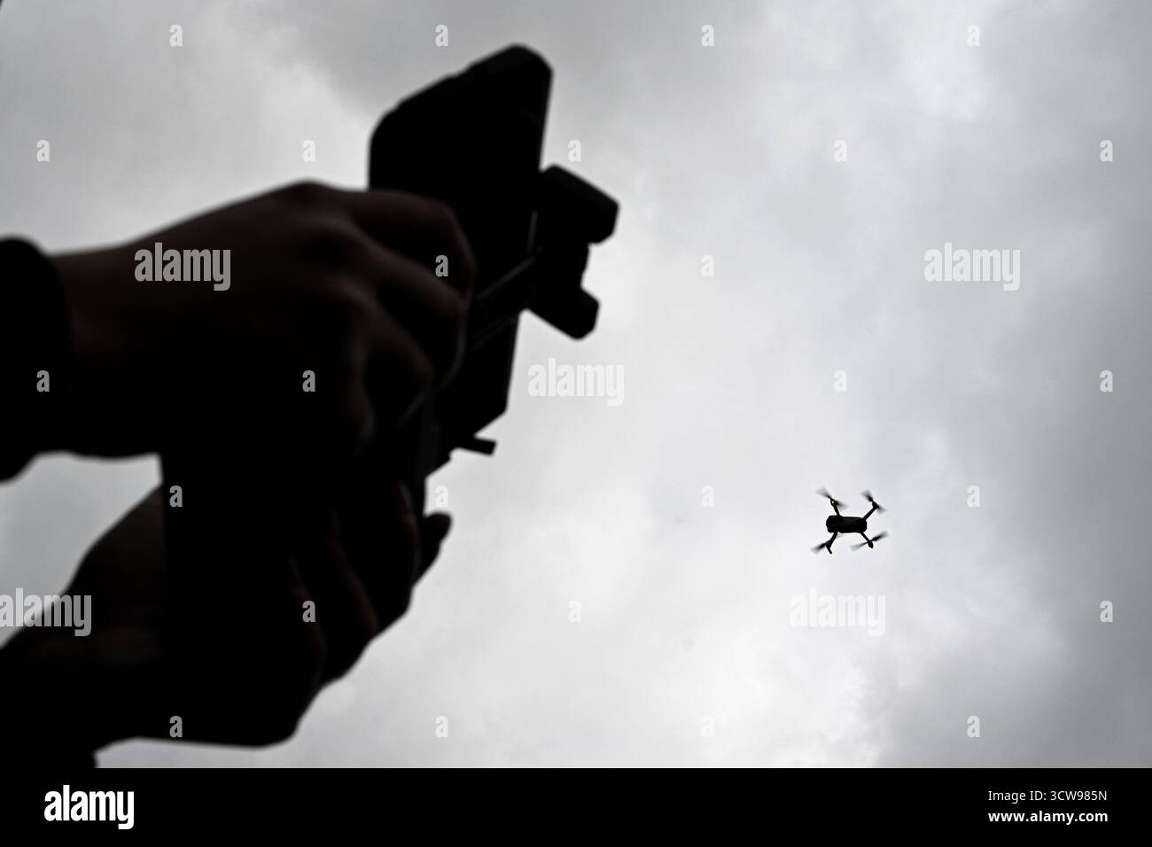 Drohne fliegt am Himmel. Der Fahrer steuert die Drohne. Stockfoto