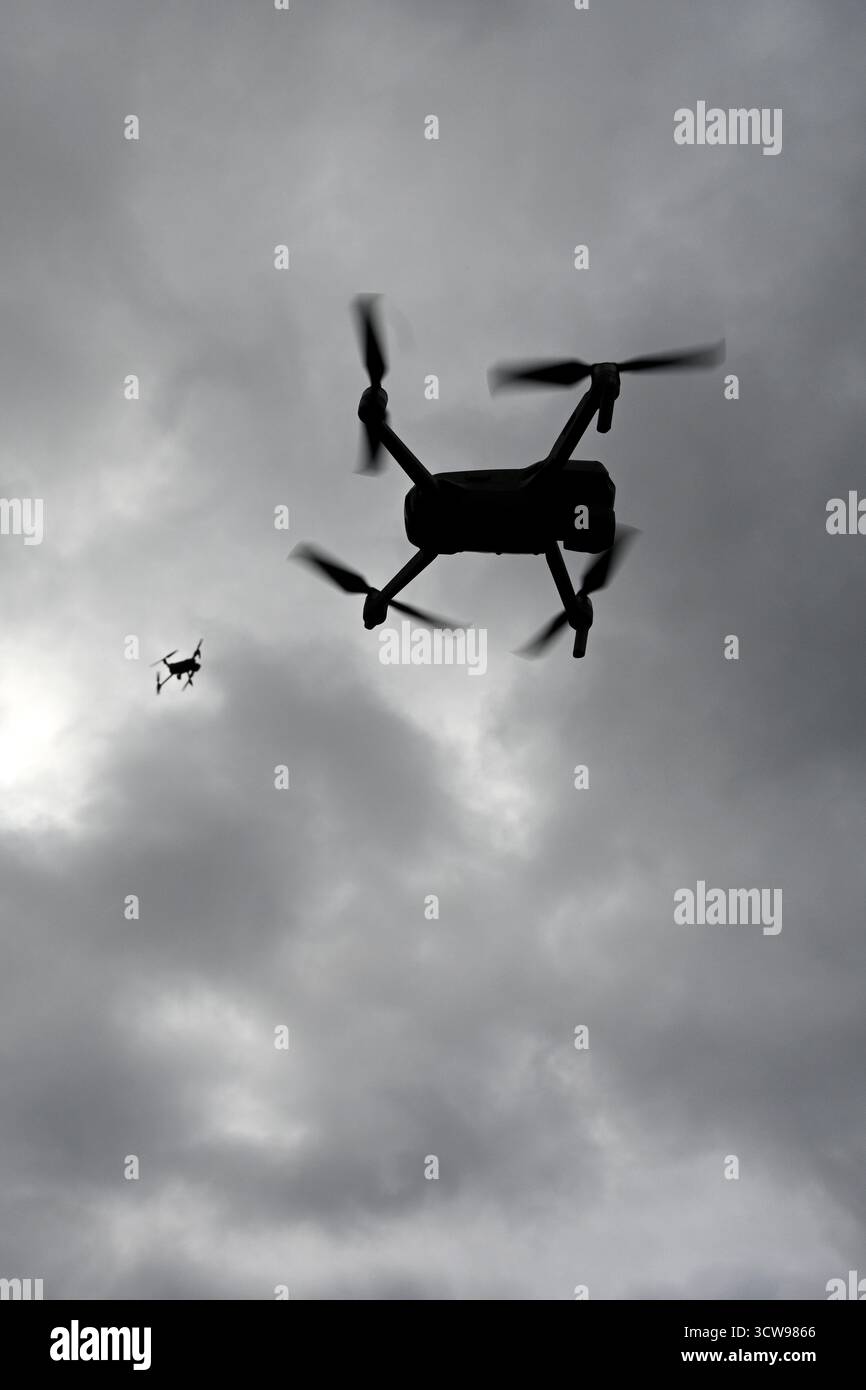 Drohne fliegt am Himmel. Der Fahrer steuert die Drohne. Krieg in der Ukraine Stockfoto