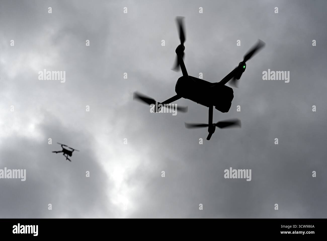Drohne fliegt am Himmel. Der Fahrer steuert die Drohne. Krieg in der Ukraine Stockfoto