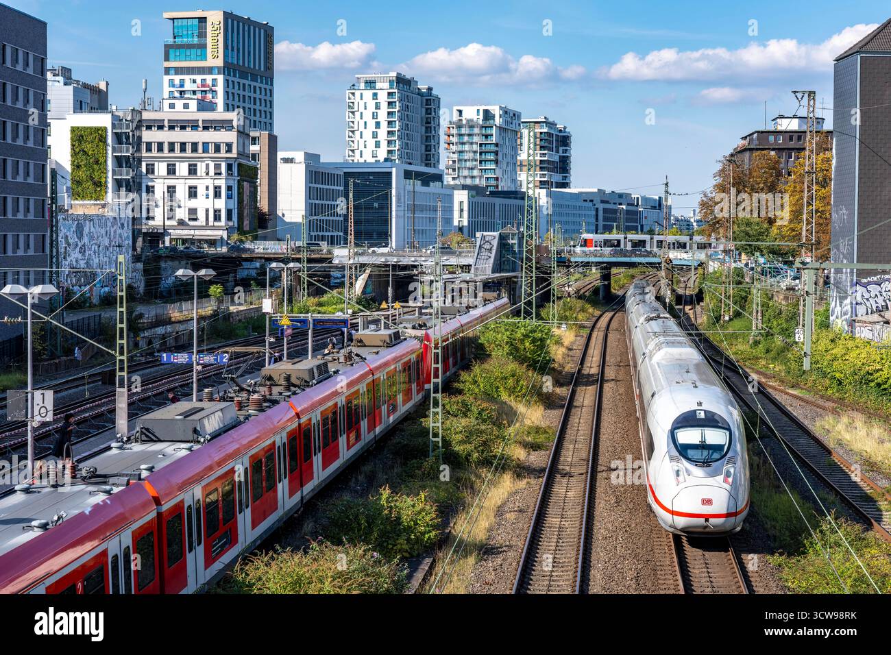 Bahnhof Wehrhahn, Bahnstrecke in Düsseldorf, entlang der Toulouser Allee, Wohngebiet, Bürogebäude, auf ehemaligen Bahnanlagen, Güterbahnhof Stockfoto
