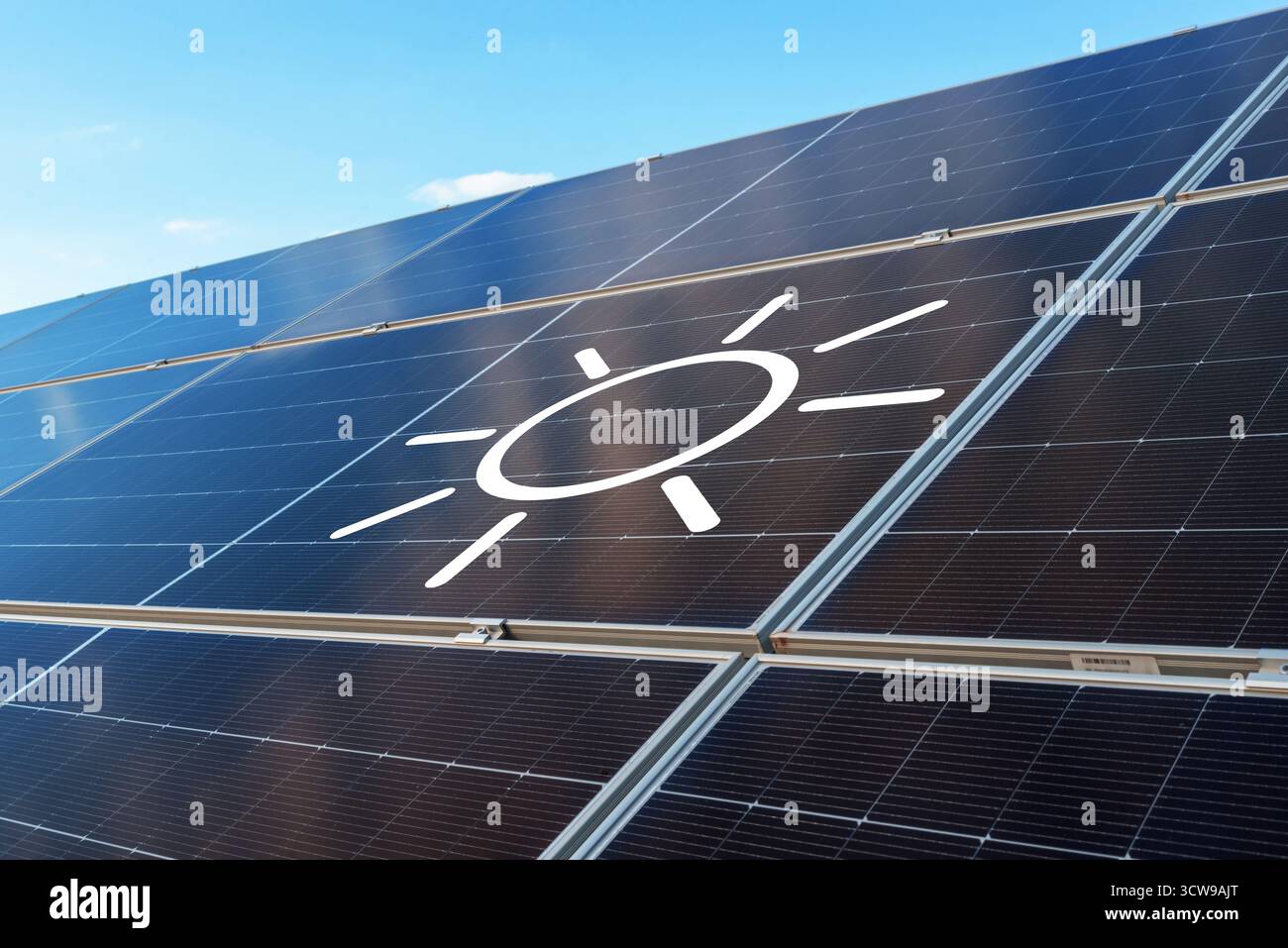 Photovoltaik-Solarpaneele mit weißem Sonnensymbol, das das Konzept sauberer erneuerbarer Energien unter blauem Himmel veranschaulicht Stockfoto