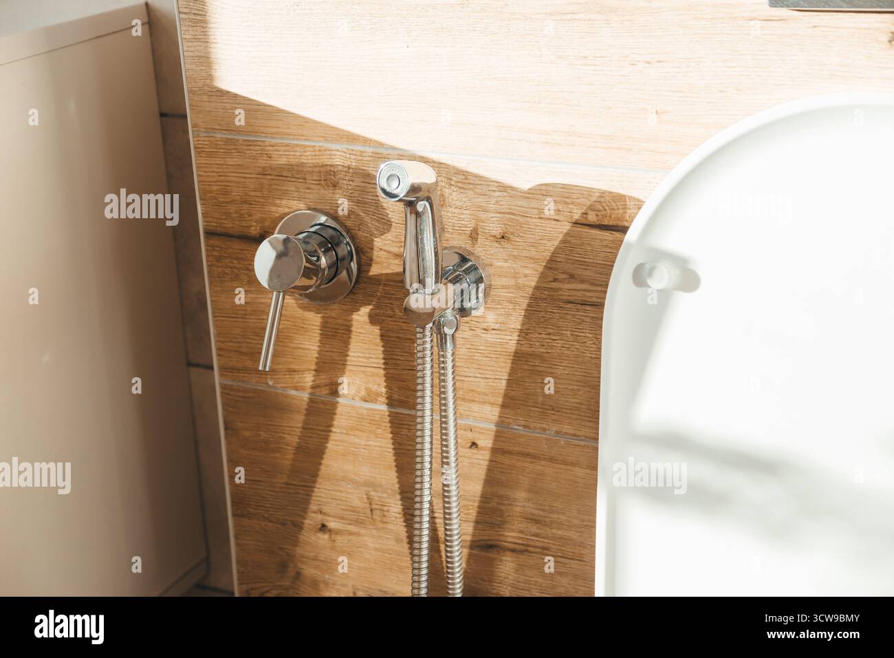 Hygiene Bidet Dusche an der Wand in der Nähe der Toilette im Haus Stockfoto