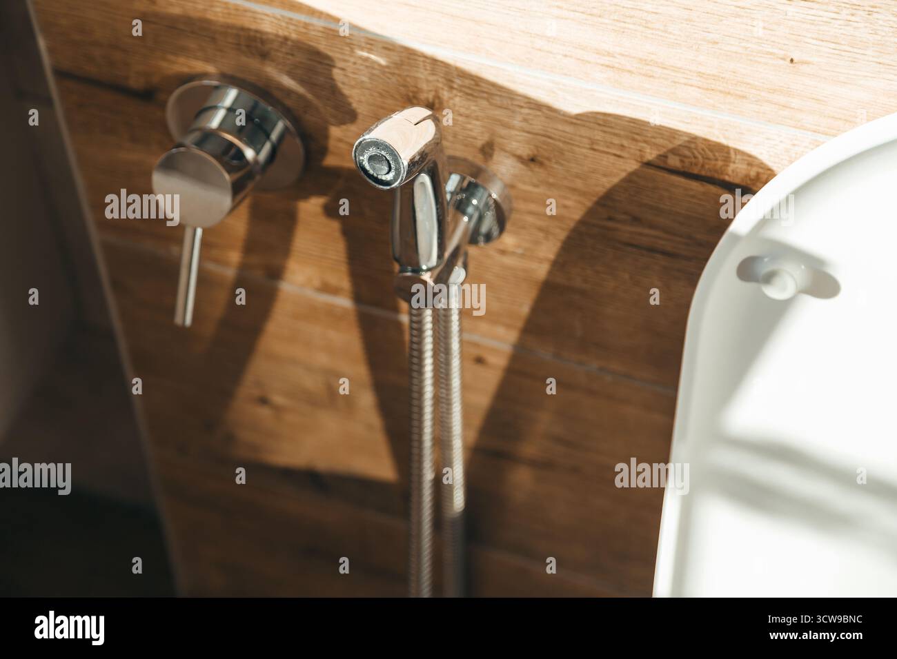 Hygiene Bidet Dusche an der Wand in der Nähe der Toilette im Haus, niemand Stockfoto