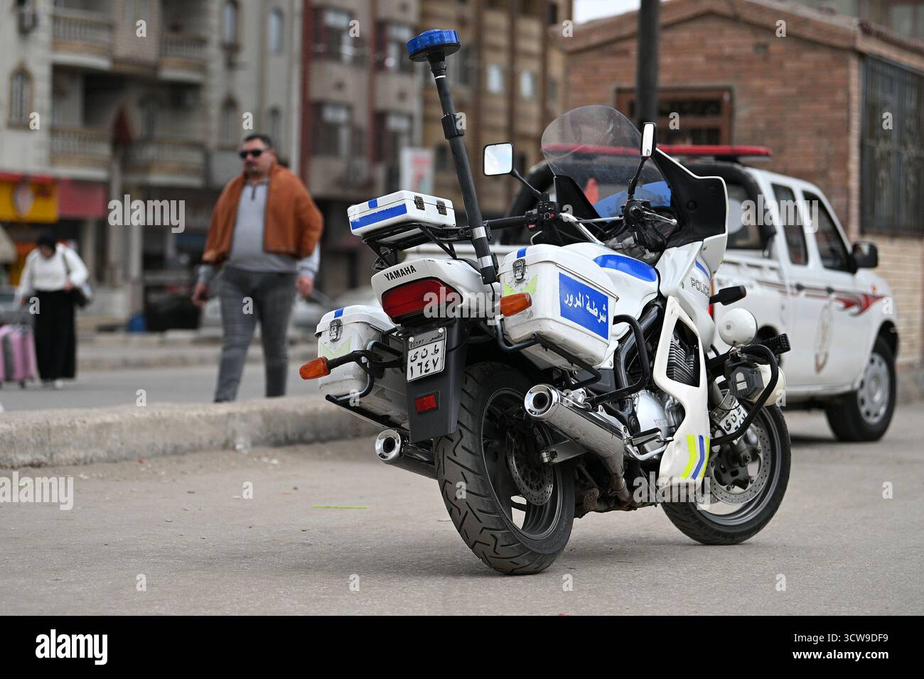 Ismailia, Ägypten – Ein Verkehrspolizist fährt mit einem Motorrad, während er den Verkehr auf den Straßen der Stadt steuert und lenkt. Stockfoto