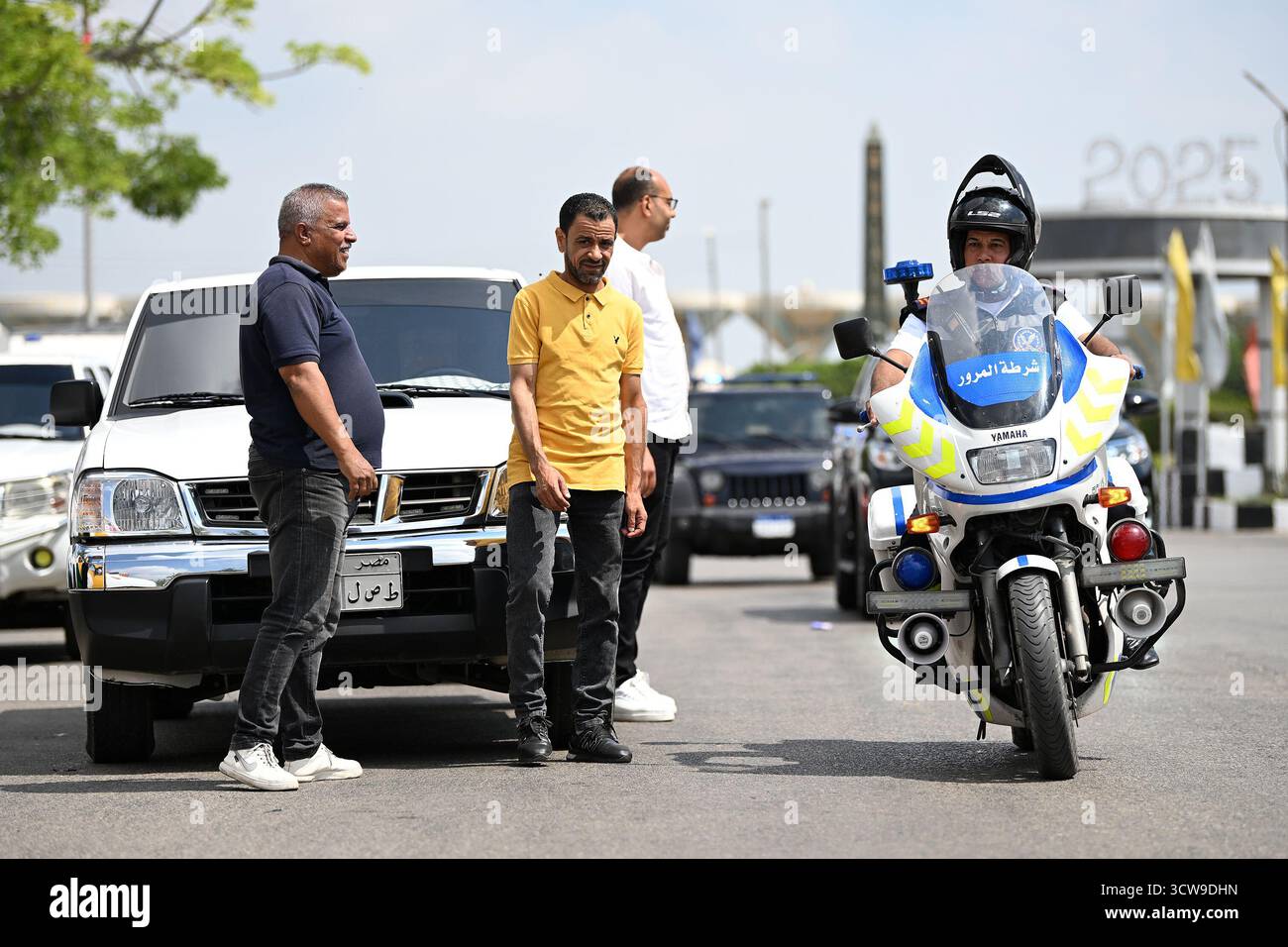 Ismailia, Ägypten – Ein Verkehrspolizist fährt mit einem Motorrad, während er den Verkehr auf den Straßen der Stadt steuert und lenkt. Stockfoto
