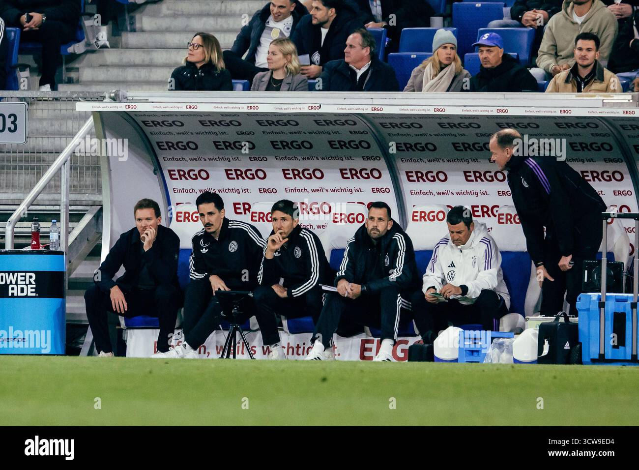 Sinsheim, Deutschland. Oktober 2025. Sinsheim, Deutschland, 10. Oktober 2025 Julian Nagelsmann (Head Coach - Deutschland) auf der Bank mit seinem Stab während des UEFA-Qualifikationsspiels zwischen Deutschland und Luxemburg in der PreZero Arena in Sinsheim. (Gabor Baumgarten/SPP) Credit: SPP Sport Press Photo. /Alamy Live News Stockfoto