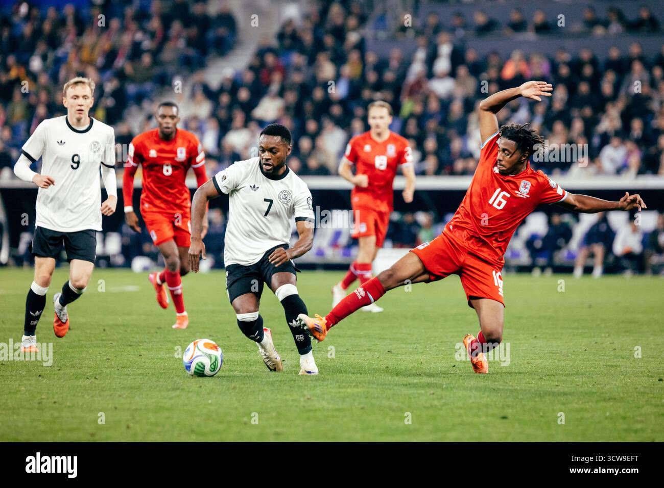Sinsheim, Deutschland. Oktober 2025. Sinsheim, Deutschland, 10. Oktober 2025 Ridle Baku (#7) in einem Duell während des UEFA-Qualifikationsspiels zwischen Deutschland und Luxemburg in der PreZero Arena in Sinsheim. (Gabor Baumgarten/SPP) Credit: SPP Sport Press Photo. /Alamy Live News Stockfoto