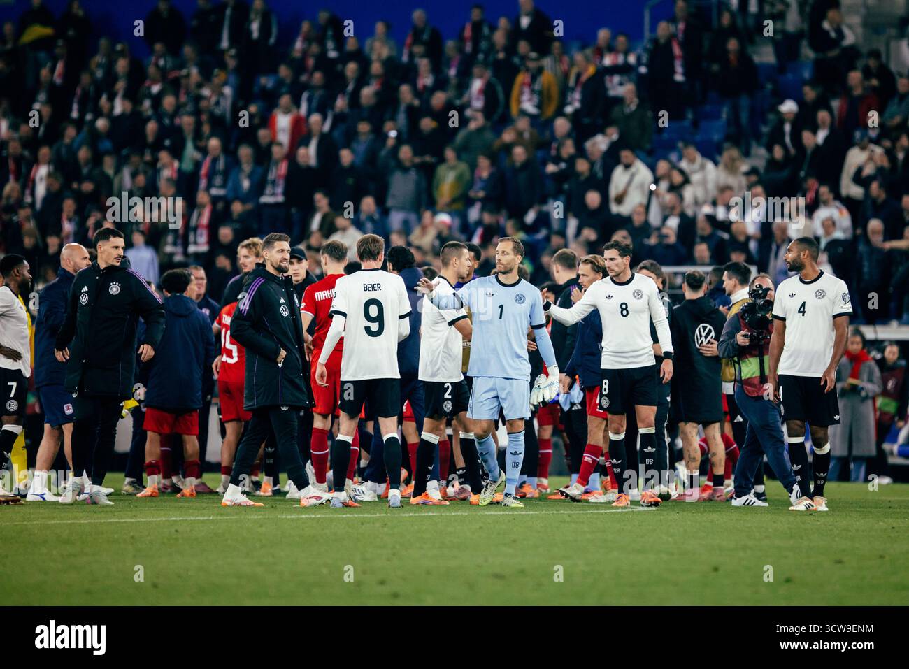 Sinsheim, Deutschland. Oktober 2025. Sinsheim, Deutschland, 10. Oktober 2025 Team Germany feiert nach einem Sieg mit Handschlag während des UEFA-Europameisterspiels zwischen Deutschland und Luxemburg in der PreZero Arena in Sinsheim. (Gabor Baumgarten/SPP) Credit: SPP Sport Press Photo. /Alamy Live News Stockfoto