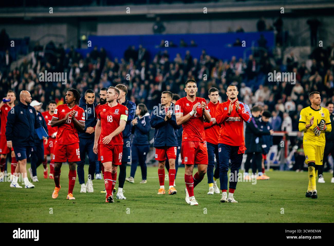 Sinsheim, Deutschland. Oktober 2025. Sinsheim, Deutschland, 10. Oktober 2025 Team Luxemburg Applaus für die Fans nach dem Spiel während der UEFA-Europameisterschaft zwischen Deutschland und Luxemburg in der PreZero Arena in Sinsheim. (Gabor Baumgarten/SPP) Credit: SPP Sport Press Photo. /Alamy Live News Stockfoto