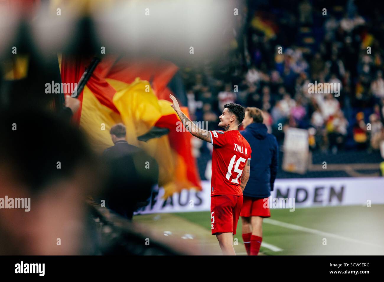 Sinsheim, Deutschland. Oktober 2025. Sinsheim, Deutschland, 10. Oktober 2025 Olivier Thill (#15 - Luxemburg) winkte den Fans nach dem Spiel während des UEFA-Europameisterspiels zwischen Deutschland und Luxemburg in der PreZero Arena in Sinsheim zu. (Gabor Baumgarten/SPP) Credit: SPP Sport Press Photo. /Alamy Live News Stockfoto