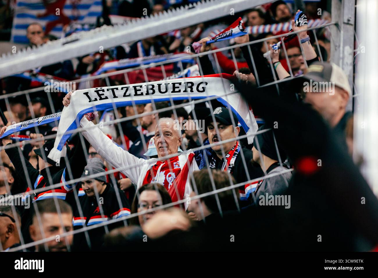 Sinsheim, Deutschland. Oktober 2025. Sinsheim, Deutschland, 10. Oktober 2025 Ein luxemburgischer Fan mit einem Schal auf den Tribünen während des UEFA-Qualifikationsspiels zwischen Deutschland und Luxemburg in der PreZero Arena in Sinsheim. (Gabor Baumgarten/SPP) Credit: SPP Sport Press Photo. /Alamy Live News Stockfoto