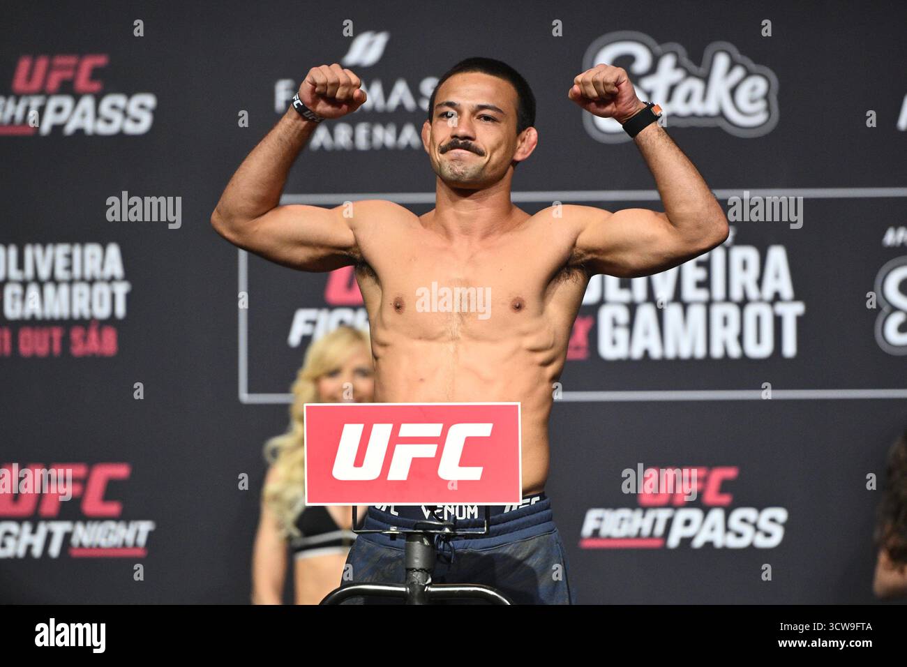 Rio De Janeiro, Brasilien. Oktober 2025. RIO DE JANEIRO, RJ - 10. OKTOBER: Stewart Nicoll posiert während der UFC Fight Night: Oliveira vs Gamrot: Zeremonielles Wiegen in der Farmasi Arena am 10. Oktober 2025 in Rio de Janeiro, RJ, Brasilien. (Foto: Leandro Bernardes/PxImages) Credit: PX Images/Alamy Live News Stockfoto