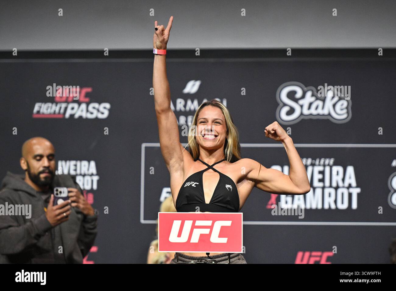 Rio De Janeiro, Brasilien. Oktober 2025. RIO DE JANEIRO, RJ – 10. OKTOBER: Julia Polastri posiert während der UFC Fight Night: Oliveira vs Gamrot: Zeremonielles Wiegen in der Farmasi Arena am 10. Oktober 2025 in Rio de Janeiro, RJ, Brasilien. (Foto: Leandro Bernardes/PxImages) Credit: PX Images/Alamy Live News Stockfoto