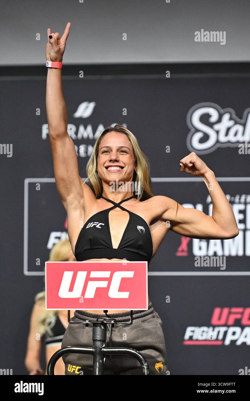 Rio De Janeiro, Brasilien. Oktober 2025. RIO DE JANEIRO, RJ – 10. OKTOBER: Julia Polastri posiert während der UFC Fight Night: Oliveira vs Gamrot: Zeremonielles Wiegen in der Farmasi Arena am 10. Oktober 2025 in Rio de Janeiro, RJ, Brasilien. (Foto: Leandro Bernardes/PxImages) Credit: PX Images/Alamy Live News Stockfoto
