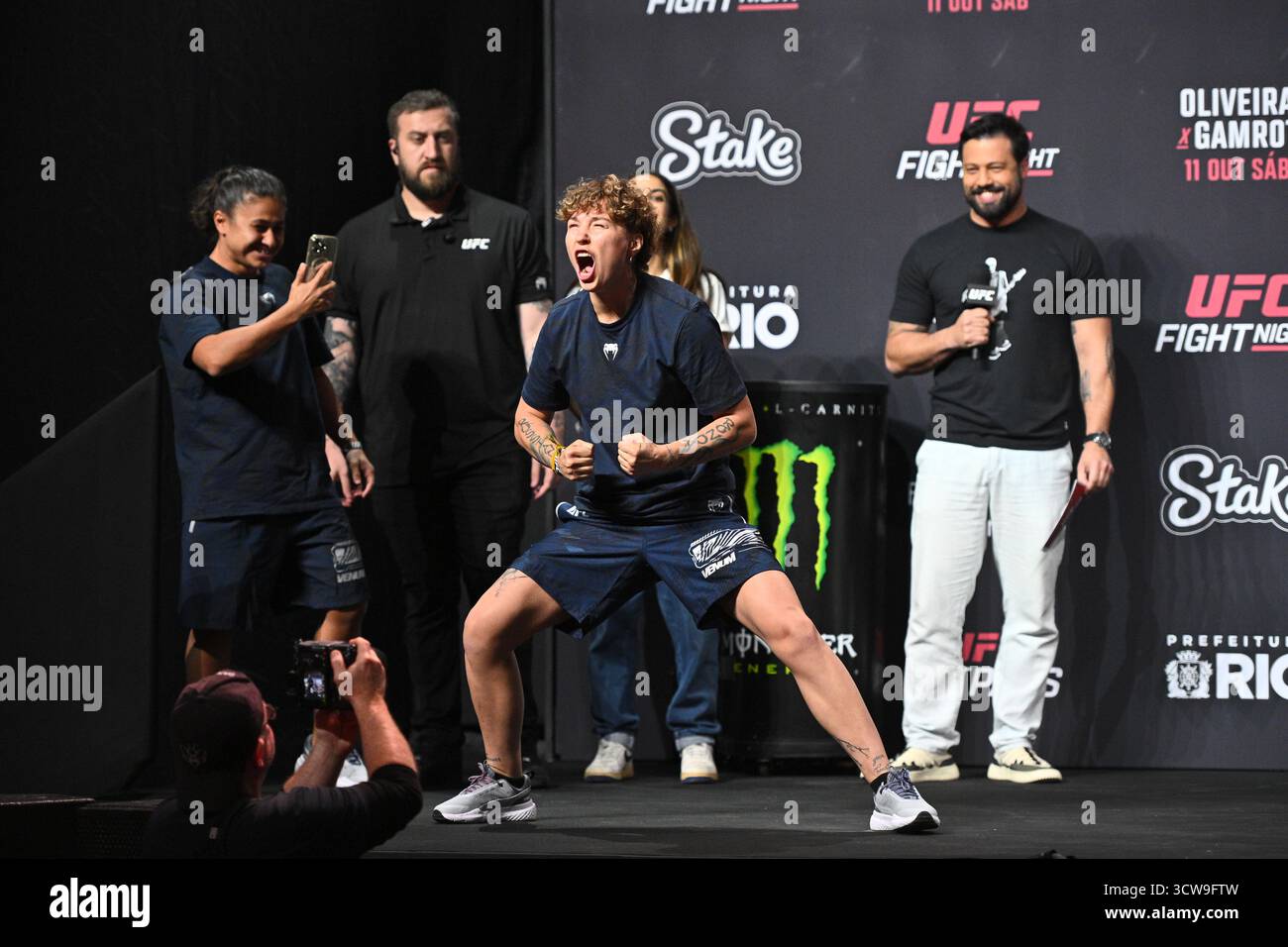 Rio De Janeiro, Brasilien. Oktober 2025. RIO DE JANEIRO, RJ – 10. OKTOBER: Irina Alekseeva posiert während der UFC Fight Night: Oliveira vs Gamrot: Zeremonielles Wiegen in der Farmasi Arena am 10. Oktober 2025 in Rio de Janeiro, RJ, Brasilien. (Foto: Leandro Bernardes/PxImages) Credit: PX Images/Alamy Live News Stockfoto