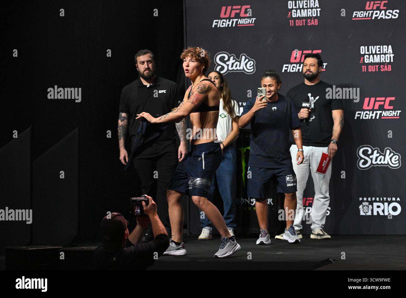 Rio De Janeiro, Brasilien. Oktober 2025. RIO DE JANEIRO, RJ – 10. OKTOBER: Irina Alekseeva posiert während der UFC Fight Night: Oliveira vs Gamrot: Zeremonielles Wiegen in der Farmasi Arena am 10. Oktober 2025 in Rio de Janeiro, RJ, Brasilien. (Foto: Leandro Bernardes/PxImages) Credit: PX Images/Alamy Live News Stockfoto
