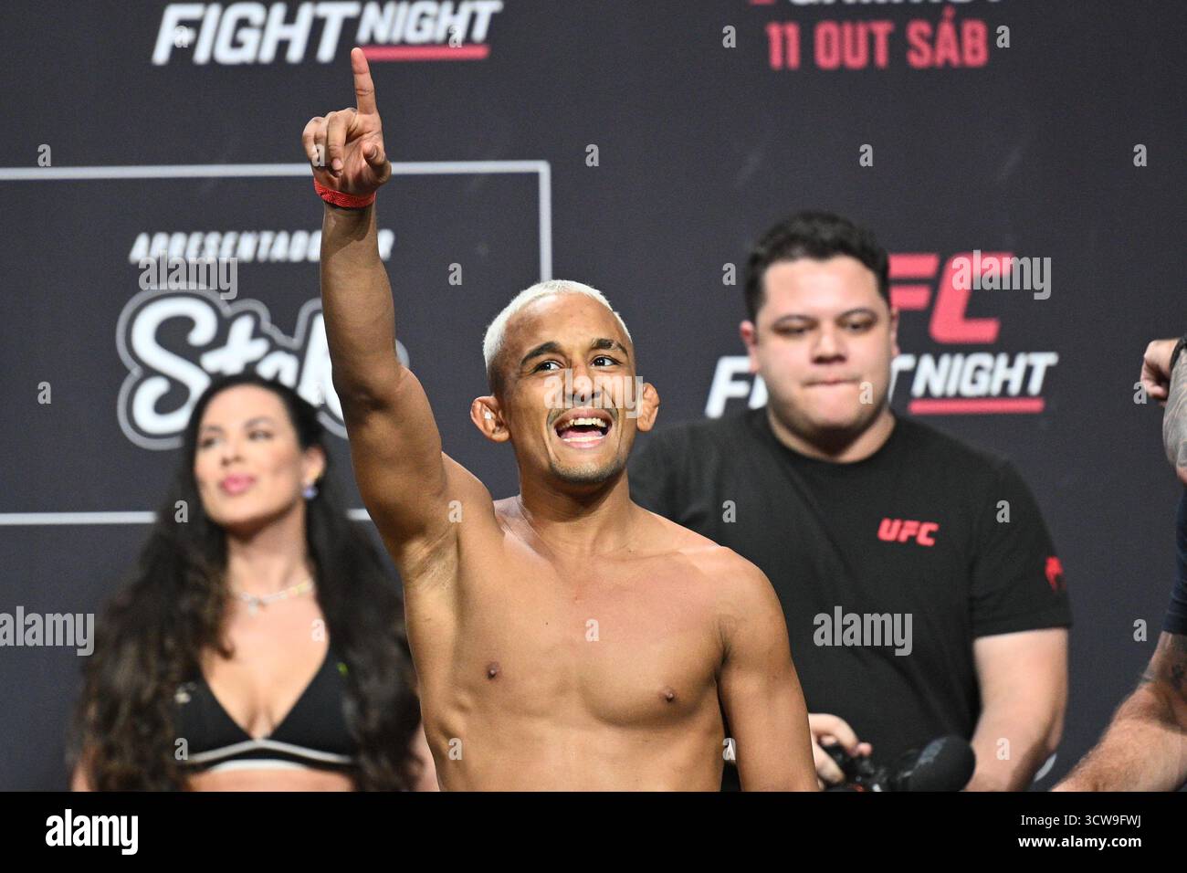 Rio De Janeiro, Brasilien. Oktober 2025. RIO DE JANEIRO, RJ - 10. OKTOBER: Lucas Rocha posiert während der UFC Fight Night: Oliveira vs Gamrot: Zeremonielles Wiegen in der Farmasi Arena am 10. Oktober 2025 in Rio de Janeiro, RJ, Brasilien. (Foto: Leandro Bernardes/PxImages) Credit: PX Images/Alamy Live News Stockfoto