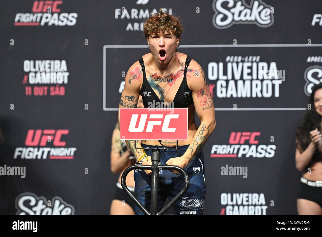 Rio De Janeiro, Brasilien. Oktober 2025. RIO DE JANEIRO, RJ – 10. OKTOBER: Irina Alekseeva posiert während der UFC Fight Night: Oliveira vs Gamrot: Zeremonielles Wiegen in der Farmasi Arena am 10. Oktober 2025 in Rio de Janeiro, RJ, Brasilien. (Foto: Leandro Bernardes/PxImages) Credit: PX Images/Alamy Live News Stockfoto