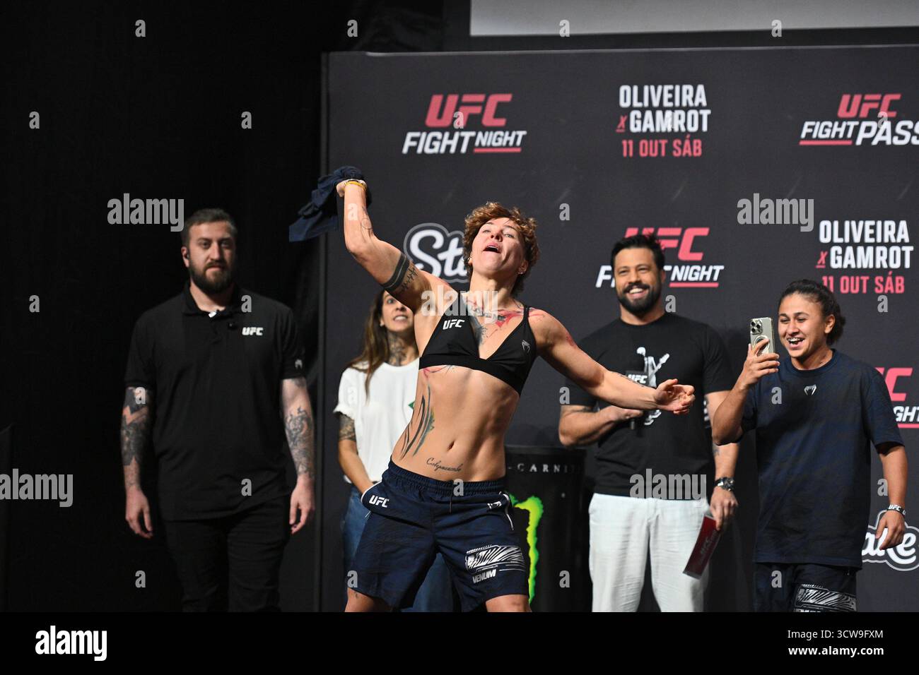 Rio De Janeiro, Brasilien. Oktober 2025. RIO DE JANEIRO, RJ – 10. OKTOBER: Irina Alekseeva posiert während der UFC Fight Night: Oliveira vs Gamrot: Zeremonielles Wiegen in der Farmasi Arena am 10. Oktober 2025 in Rio de Janeiro, RJ, Brasilien. (Foto: Leandro Bernardes/PxImages) Credit: PX Images/Alamy Live News Stockfoto