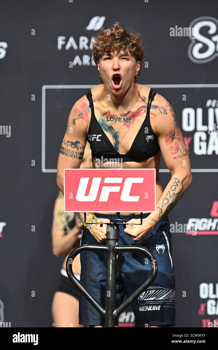 Rio De Janeiro, Brasilien. Oktober 2025. RIO DE JANEIRO, RJ – 10. OKTOBER: Irina Alekseeva posiert während der UFC Fight Night: Oliveira vs Gamrot: Zeremonielles Wiegen in der Farmasi Arena am 10. Oktober 2025 in Rio de Janeiro, RJ, Brasilien. (Foto: Leandro Bernardes/PxImages) Credit: PX Images/Alamy Live News Stockfoto