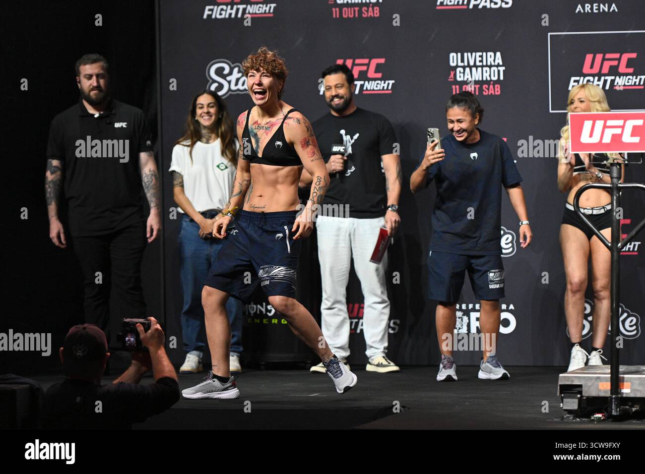 Rio De Janeiro, Brasilien. Oktober 2025. RIO DE JANEIRO, RJ – 10. OKTOBER: Irina Alekseeva posiert während der UFC Fight Night: Oliveira vs Gamrot: Zeremonielles Wiegen in der Farmasi Arena am 10. Oktober 2025 in Rio de Janeiro, RJ, Brasilien. (Foto: Leandro Bernardes/PxImages) Credit: PX Images/Alamy Live News Stockfoto