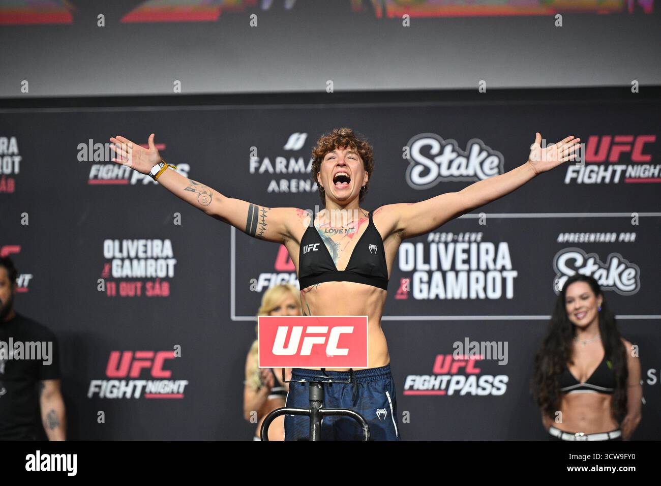 Rio De Janeiro, Brasilien. Oktober 2025. RIO DE JANEIRO, RJ – 10. OKTOBER: Irina Alekseeva posiert während der UFC Fight Night: Oliveira vs Gamrot: Zeremonielles Wiegen in der Farmasi Arena am 10. Oktober 2025 in Rio de Janeiro, RJ, Brasilien. (Foto: Leandro Bernardes/PxImages) Credit: PX Images/Alamy Live News Stockfoto