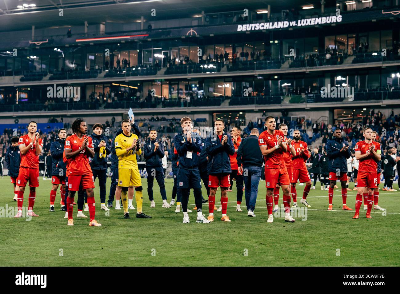 Sinsheim, Deutschland. Oktober 2025. Sinsheim, Deutschland, 10. Oktober 2025 Team Luxemburg Applaus für die Fans nach dem Spiel während der UEFA-Europameisterschaft zwischen Deutschland und Luxemburg in der PreZero Arena in Sinsheim. (Gabor Baumgarten/SPP) Credit: SPP Sport Press Photo. /Alamy Live News Stockfoto