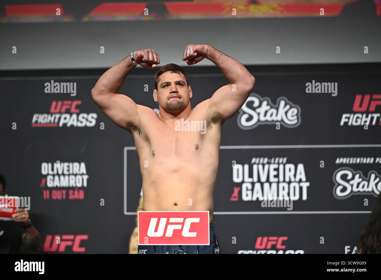 Rio De Janeiro, Brasilien. Oktober 2025. RIO DE JANEIRO, RJ – 10. OKTOBER: Thomas Petersen posiert während der UFC Fight Night: Oliveira vs Gamrot: Zeremonielles Wiegen in der Farmasi Arena am 10. Oktober 2025 in Rio de Janeiro, RJ, Brasilien. (Foto: Leandro Bernardes/PxImages) Credit: PX Images/Alamy Live News Stockfoto