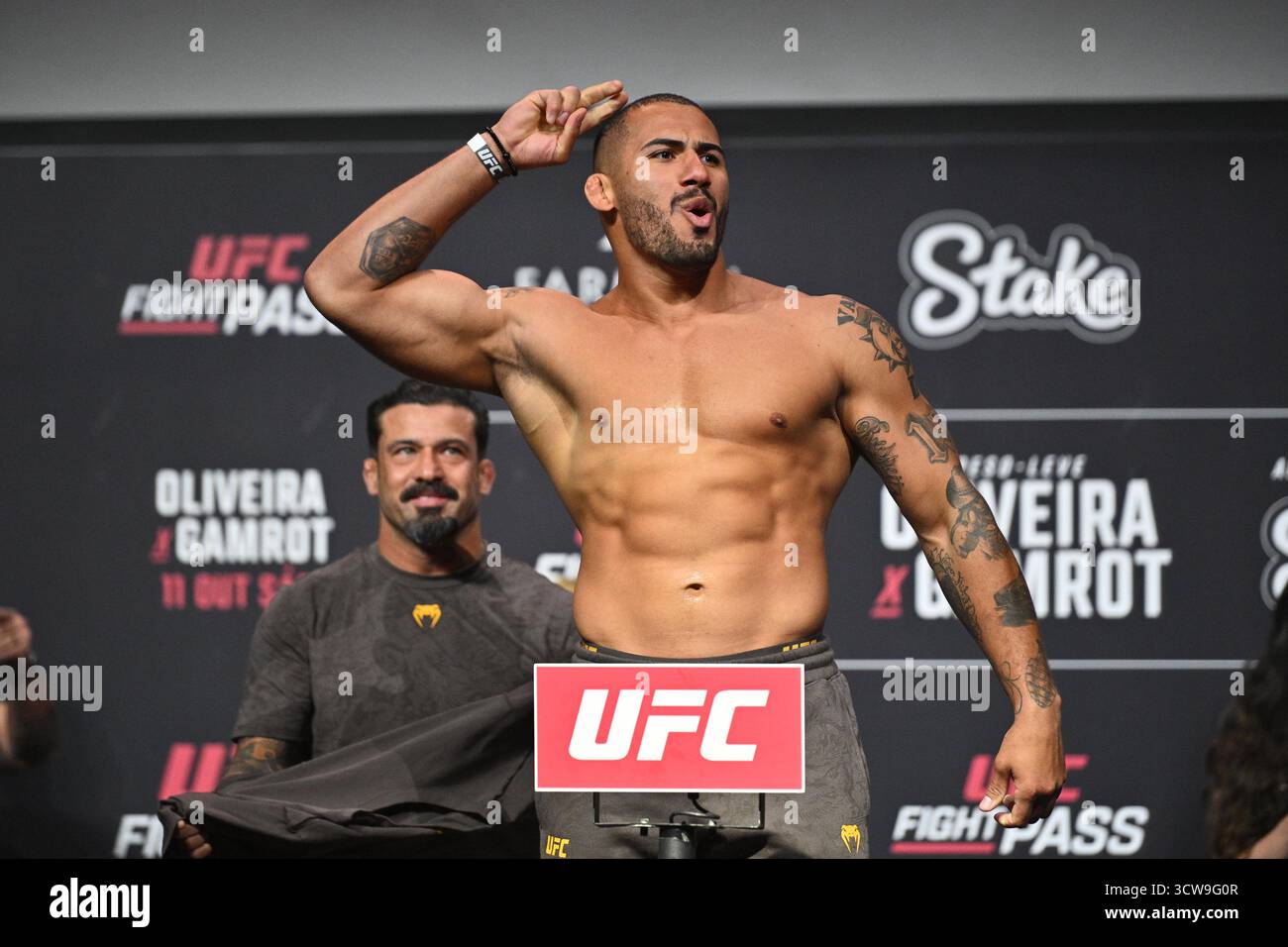 Rio De Janeiro, Brasilien. Oktober 2025. RIO DE JANEIRO, RJ – 10. OKTOBER: Vitor Petrino posiert während der UFC Fight Night: Oliveira vs Gamrot: Zeremonielles Wiegen in der Farmasi Arena am 10. Oktober 2025 in Rio de Janeiro, RJ, Brasilien. (Foto: Leandro Bernardes/PxImages) Credit: PX Images/Alamy Live News Stockfoto