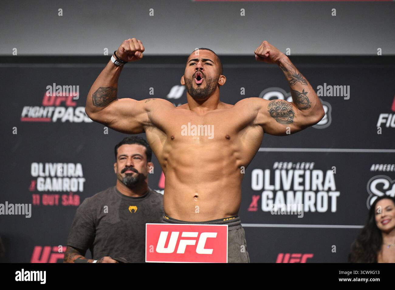 Rio De Janeiro, Brasilien. Oktober 2025. RIO DE JANEIRO, RJ – 10. OKTOBER: Vitor Petrino posiert während der UFC Fight Night: Oliveira vs Gamrot: Zeremonielles Wiegen in der Farmasi Arena am 10. Oktober 2025 in Rio de Janeiro, RJ, Brasilien. (Foto: Leandro Bernardes/PxImages) Credit: PX Images/Alamy Live News Stockfoto