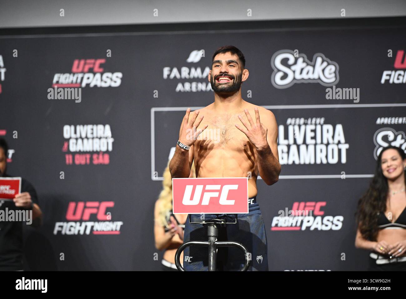 Rio De Janeiro, Brasilien. Oktober 2025. RIO DE JANEIRO, RJ - 10. OKTOBER: Michael posiert während der UFC Fight Night: Oliveira vs Gamrot: Zeremonielles Wiegen in der Farmasi Arena am 10. Oktober 2025 in Rio de Janeiro, RJ, Brasilien. (Foto: Leandro Bernardes/PxImages) Credit: PX Images/Alamy Live News Stockfoto