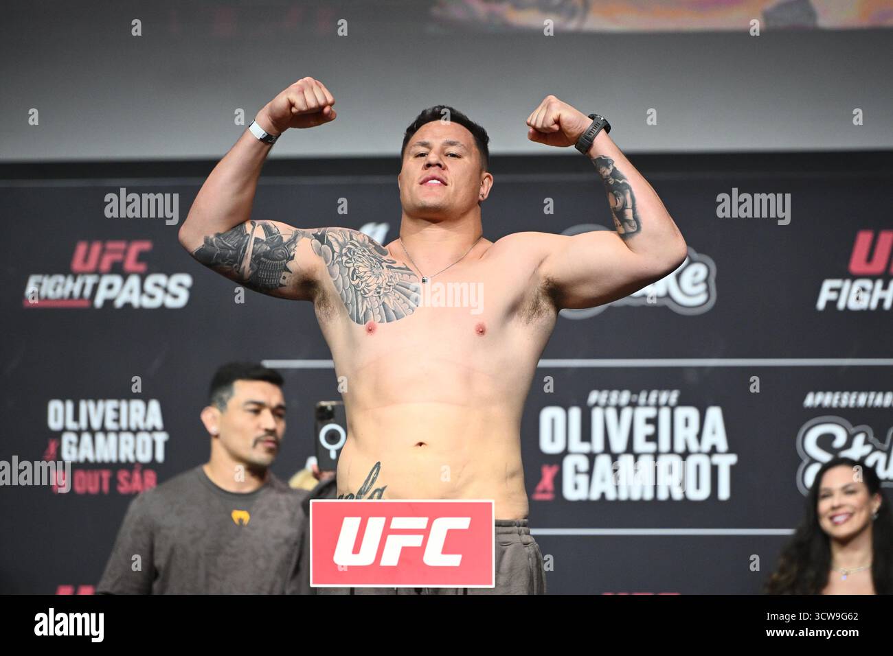 Rio De Janeiro, Brasilien. Oktober 2025. RIO DE JANEIRO, RJ – 10. OKTOBER: Jhonata Diniz posiert während der UFC Fight Night: Oliveira vs Gamrot: Zeremonielles Wiegen in der Farmasi Arena am 10. Oktober 2025 in Rio de Janeiro, RJ, Brasilien. (Foto: Leandro Bernardes/PxImages) Credit: PX Images/Alamy Live News Stockfoto