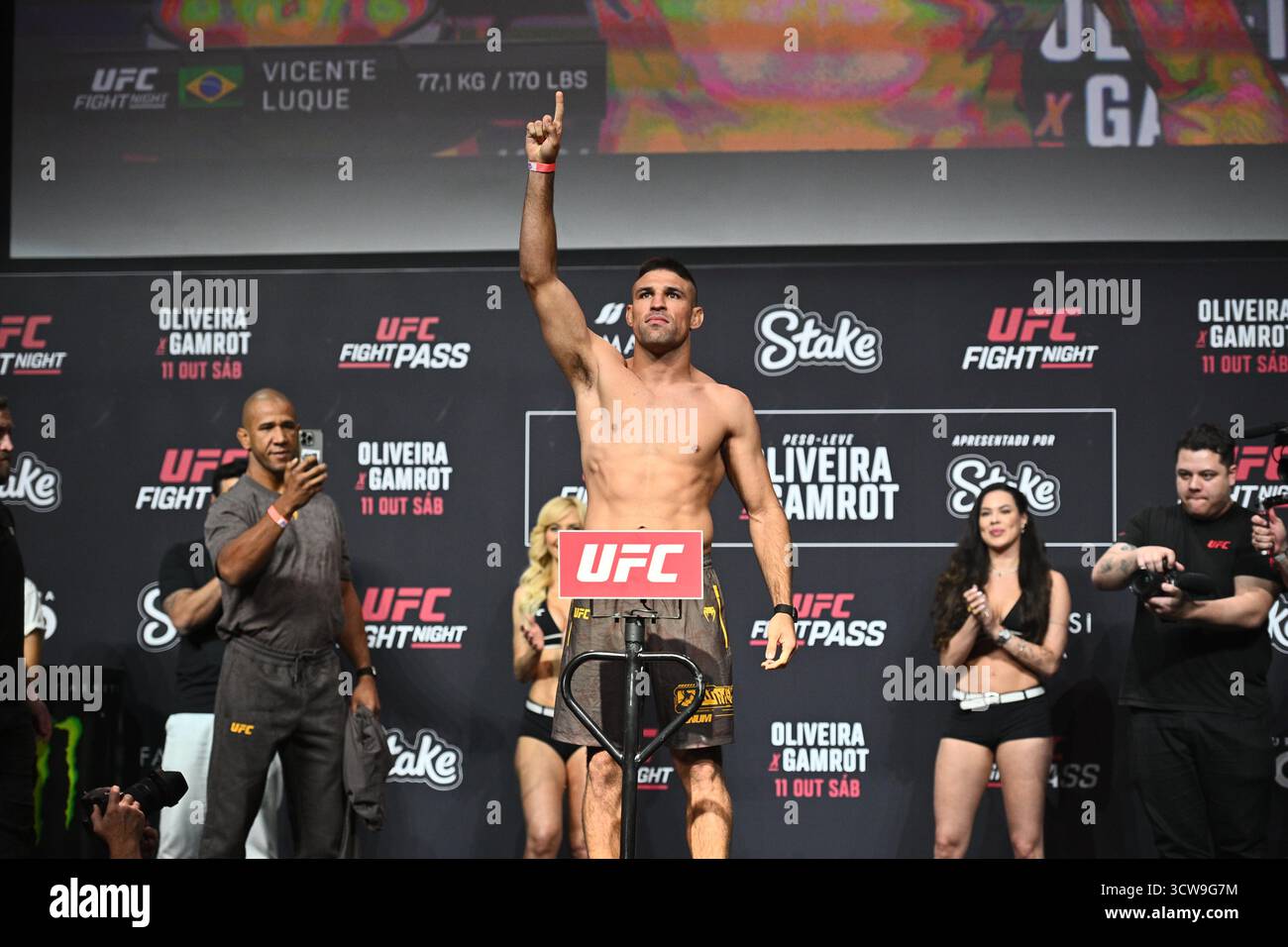 Rio De Janeiro, Brasilien. Oktober 2025. RIO DE JANEIRO, RJ - 10. OKTOBER: Vicente Luque posiert während der UFC Fight Night: Oliveira vs Gamrot: Zeremonielles Wiegen in der Farmasi Arena am 10. Oktober 2025 in Rio de Janeiro, RJ, Brasilien. (Foto: Leandro Bernardes/PxImages) Credit: PX Images/Alamy Live News Stockfoto