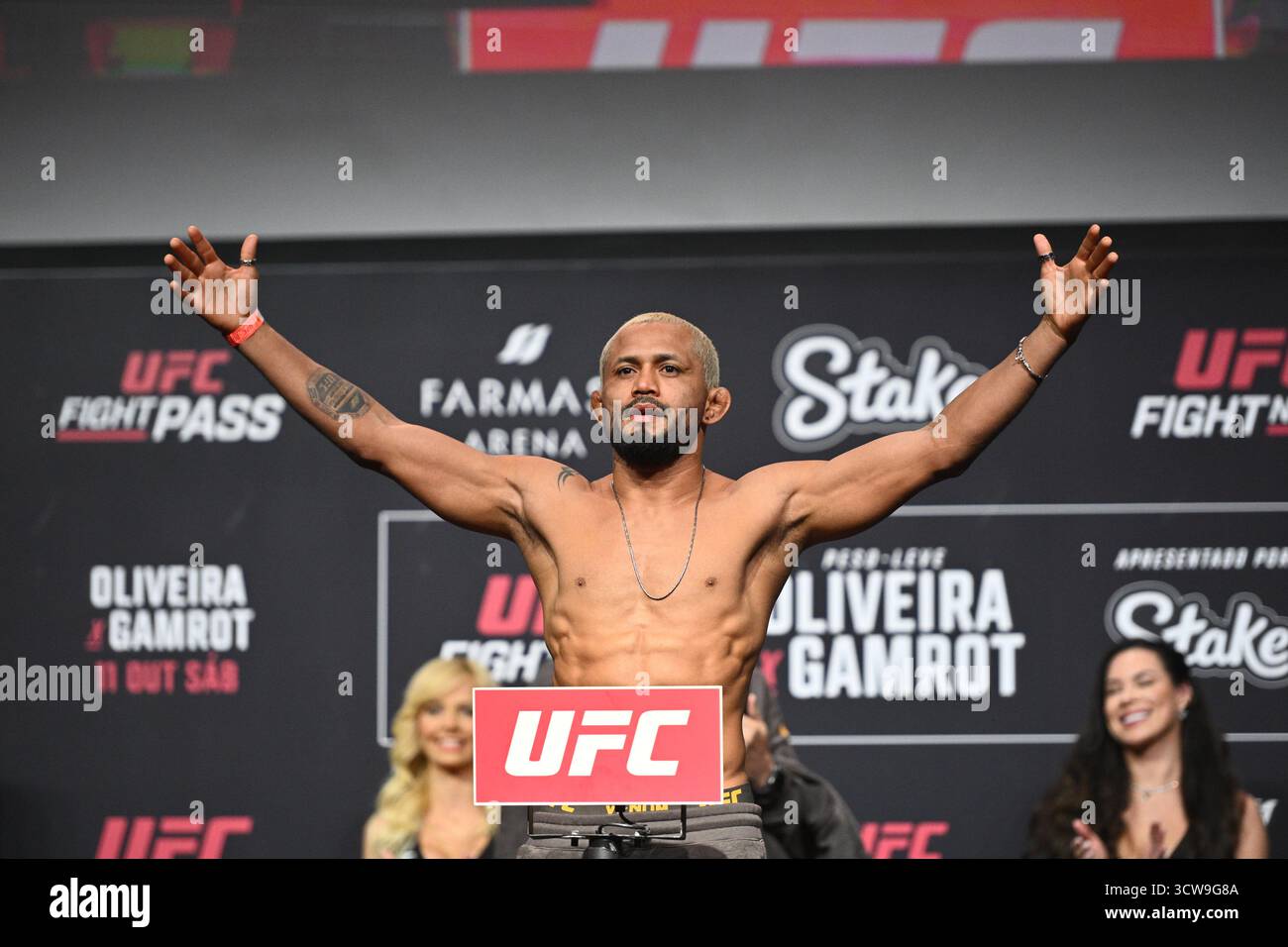 Rio De Janeiro, Brasilien. Oktober 2025. RIO DE JANEIRO, RJ - 10. OKTOBER: Deiveson Figueiredo posiert während der UFC Fight Night: Oliveira vs Gamrot: Zeremonielles Wiegen in der Farmasi Arena am 10. Oktober 2025 in Rio de Janeiro, RJ, Brasilien. (Foto: Leandro Bernardes/PxImages) Credit: PX Images/Alamy Live News Stockfoto