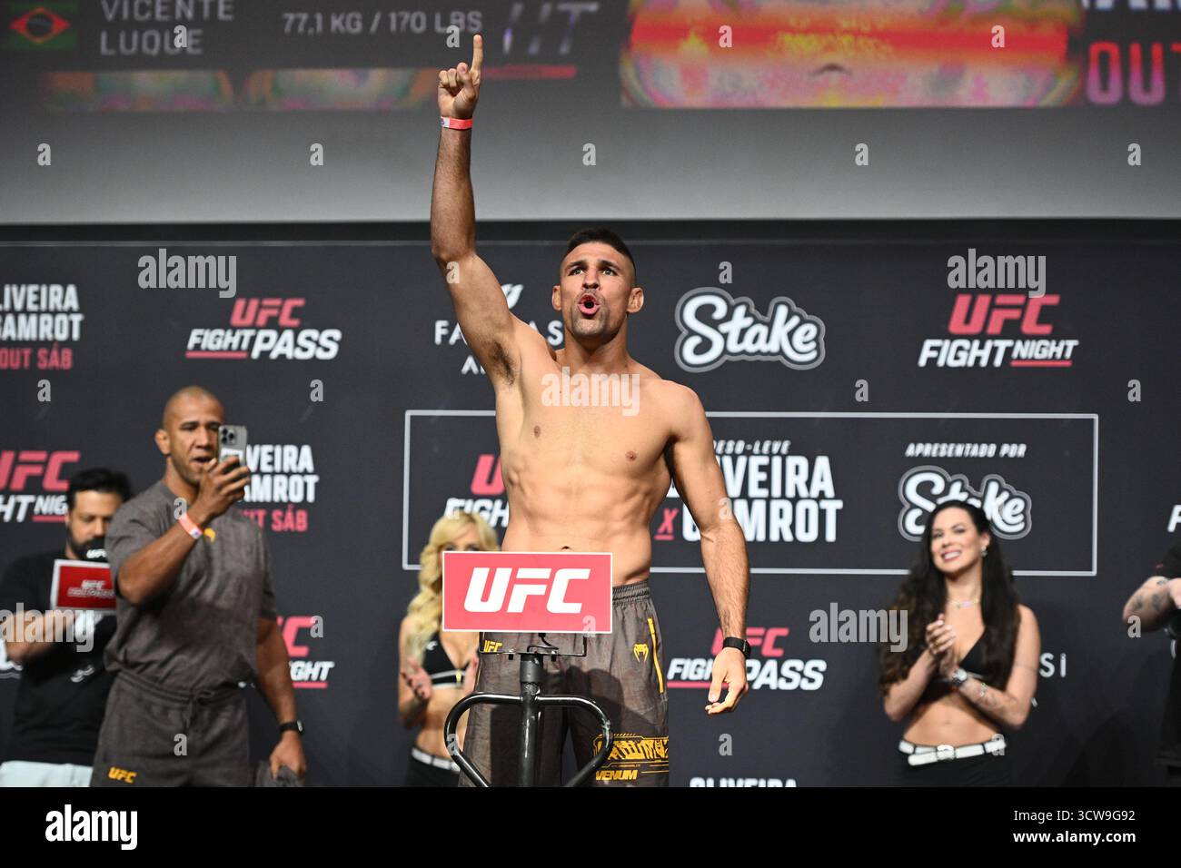 Rio De Janeiro, Brasilien. Oktober 2025. RIO DE JANEIRO, RJ - 10. OKTOBER: Vicente Luque posiert während der UFC Fight Night: Oliveira vs Gamrot: Zeremonielles Wiegen in der Farmasi Arena am 10. Oktober 2025 in Rio de Janeiro, RJ, Brasilien. (Foto: Leandro Bernardes/PxImages) Credit: PX Images/Alamy Live News Stockfoto