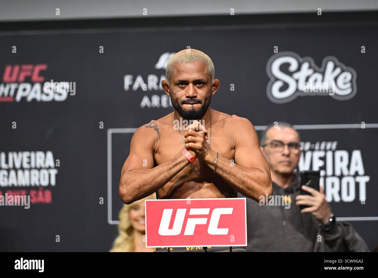 Rio De Janeiro, Brasilien. Oktober 2025. RIO DE JANEIRO, RJ - 10. OKTOBER: Deiveson Figueiredo posiert während der UFC Fight Night: Oliveira vs Gamrot: Zeremonielles Wiegen in der Farmasi Arena am 10. Oktober 2025 in Rio de Janeiro, RJ, Brasilien. (Foto: Leandro Bernardes/PxImages) Credit: PX Images/Alamy Live News Stockfoto