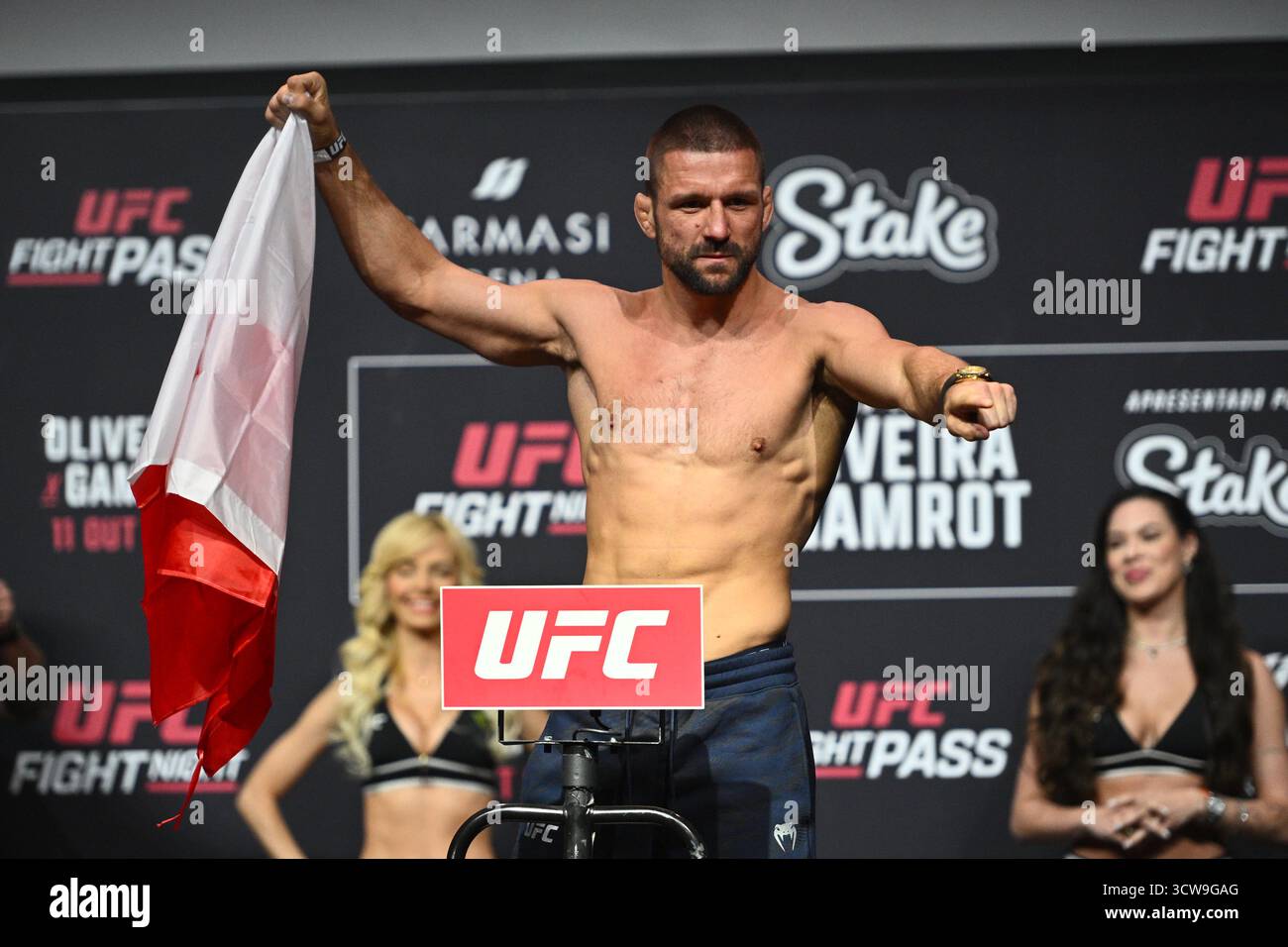 Rio De Janeiro, Brasilien. Oktober 2025. RIO DE JANEIRO, RJ – 10. OKTOBER: Mateusz Gamrot posiert während der UFC Fight Night: Oliveira vs Gamrot: Zeremonielles Wiegen in der Farmasi Arena am 10. Oktober 2025 in Rio de Janeiro, RJ, Brasilien. (Foto: Leandro Bernardes/PxImages) Credit: PX Images/Alamy Live News Stockfoto