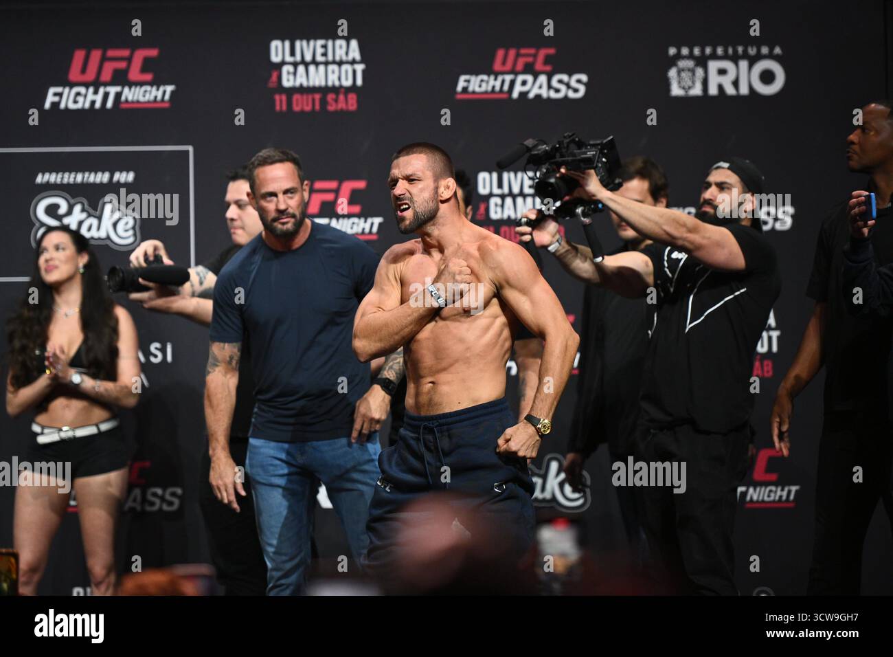Rio De Janeiro, Brasilien. Oktober 2025. RIO DE JANEIRO, RJ – 10. OKTOBER: Mateusz Gamrot posiert während der UFC Fight Night: Oliveira vs Gamrot: Zeremonielles Wiegen in der Farmasi Arena am 10. Oktober 2025 in Rio de Janeiro, RJ, Brasilien. (Foto: Leandro Bernardes/PxImages) Credit: PX Images/Alamy Live News Stockfoto