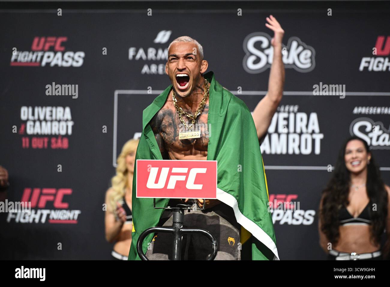 Rio De Janeiro, Brasilien. Oktober 2025. RIO DE JANEIRO, RJ - 10. OKTOBER: Charles Oliveira posiert während der UFC Fight Night: Oliveira vs Gamrot: Zeremonielles Wiegen in der Farmasi Arena am 10. Oktober 2025 in Rio de Janeiro, RJ, Brasilien. (Foto: Leandro Bernardes/PxImages) Credit: PX Images/Alamy Live News Stockfoto